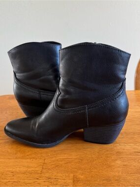 Frye and Co Women’s sz 7.5 Black Western Ankle Boots Side Zip